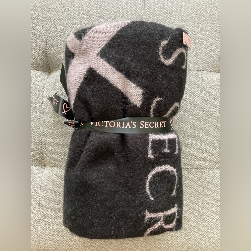 Victoria's Secret Black and Pink Blanket BNWT